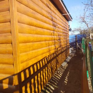 Тень от забора на металлосайдинге под дерево